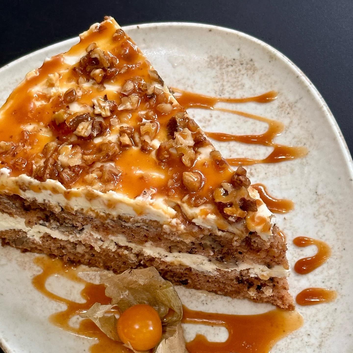 prajitura cu caramel de la Alt Shift, unul din localuri cu aer scandinav din București