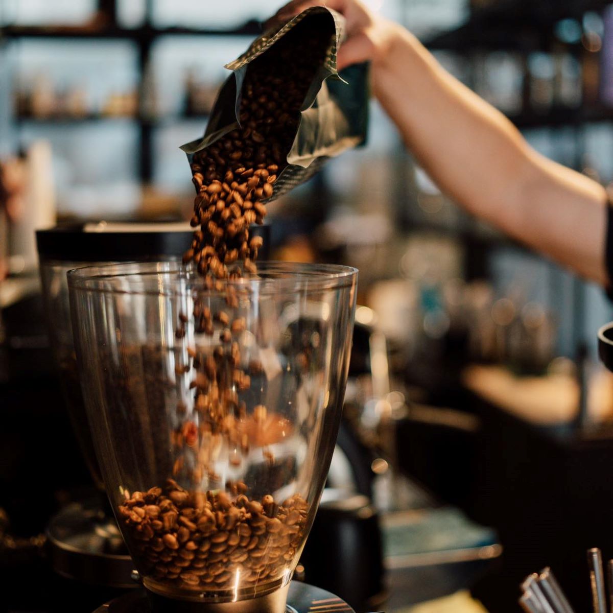 cafea proaspata turnata in aparat, la M60