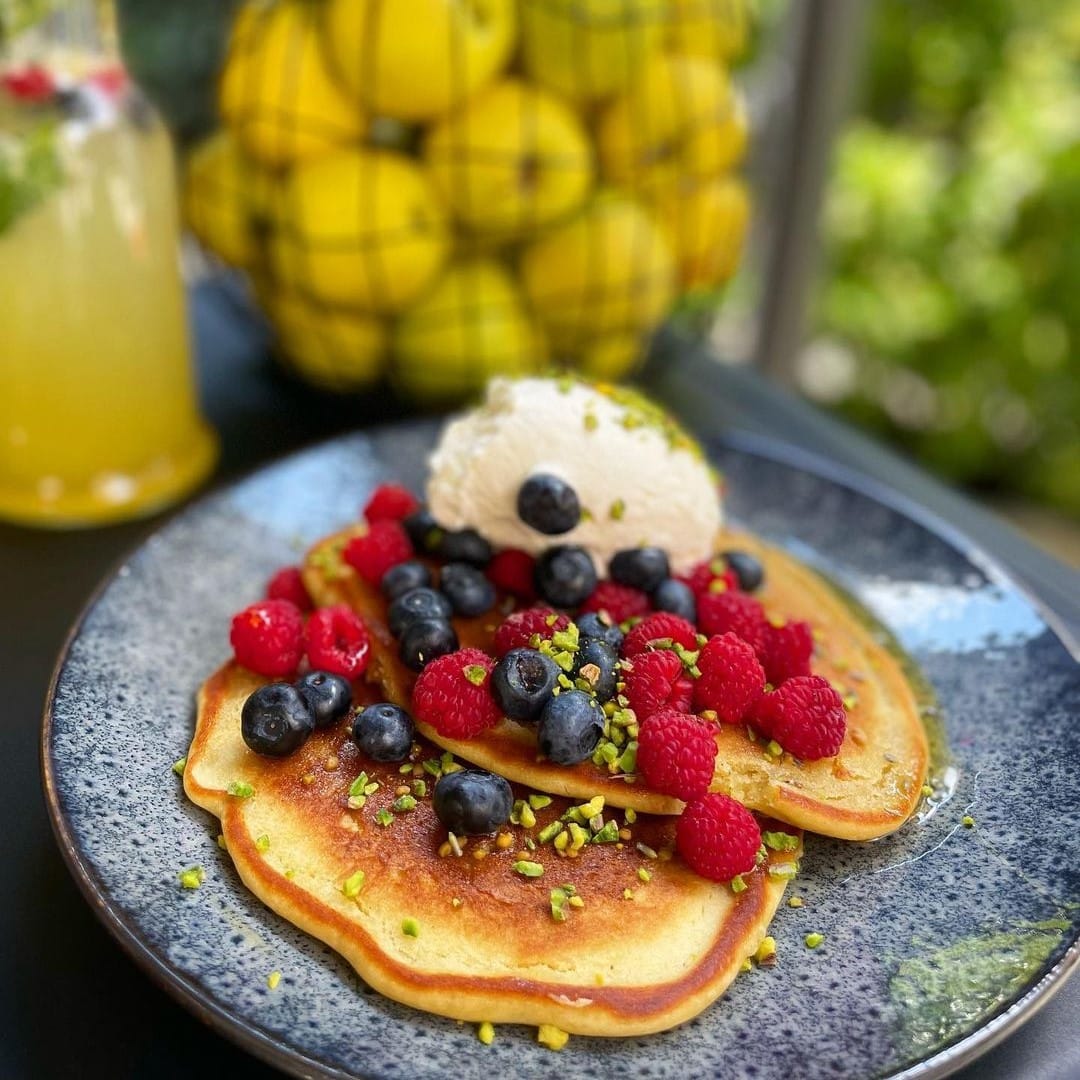 pancakes cu fructe de padure la Frudisiac, unul din localuri cu aer scandinav din București