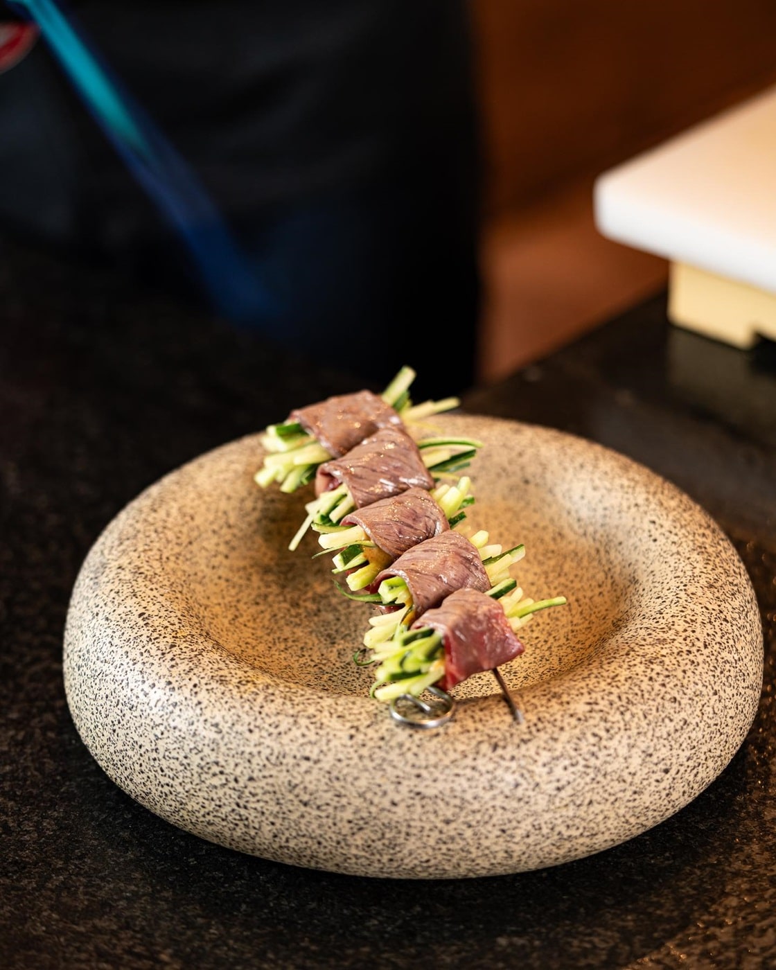 dish modern cu o frigaruie din sushi cu castraveti