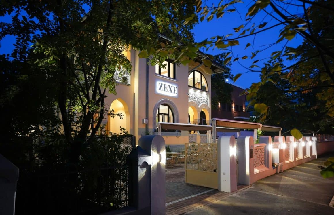 Zexe Zahana, un restaurant intr-o cladire boiereasca, fotografiată noaptea