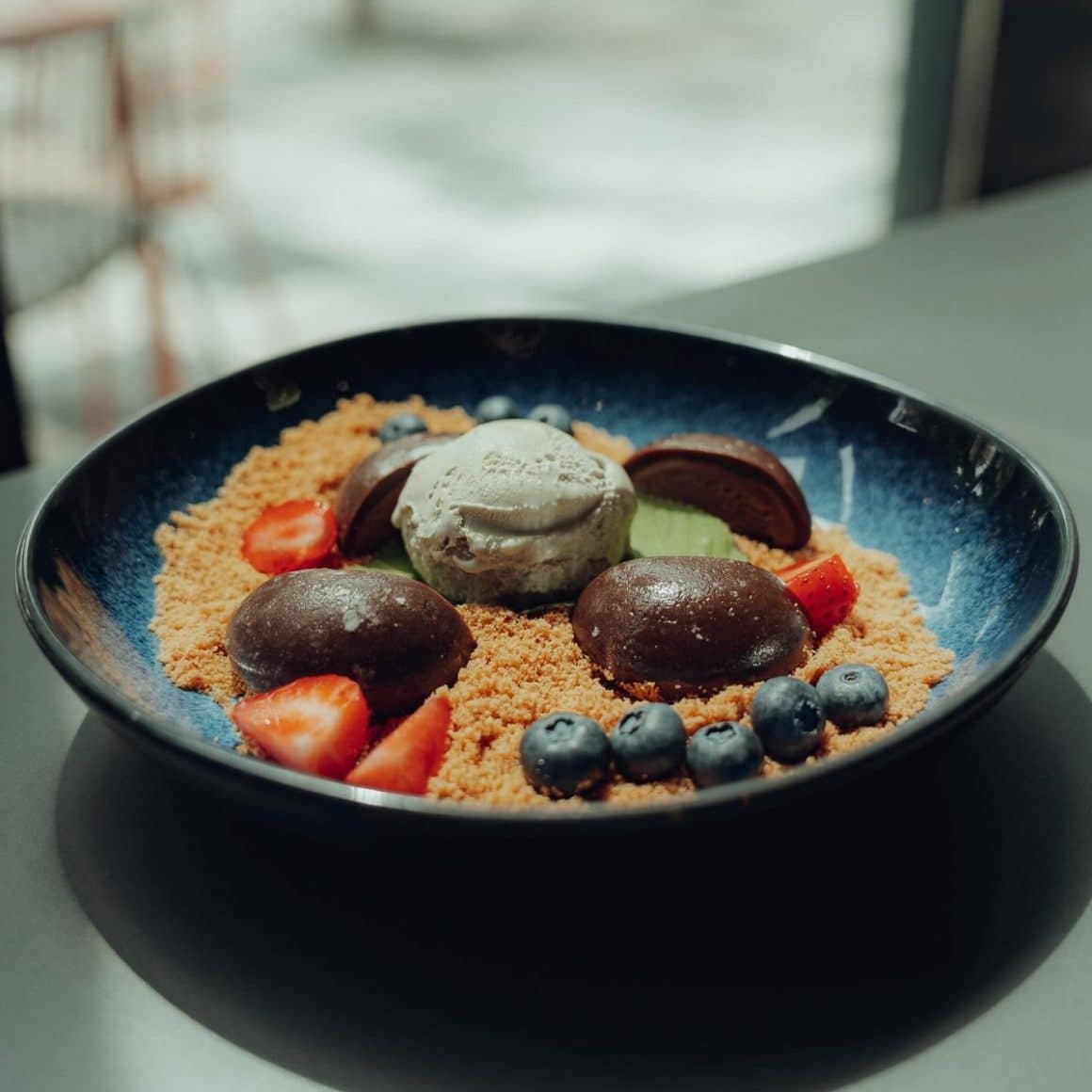 Mochi de ciocolată cu înghețată de fistic, fructe și biscuiți digestivi