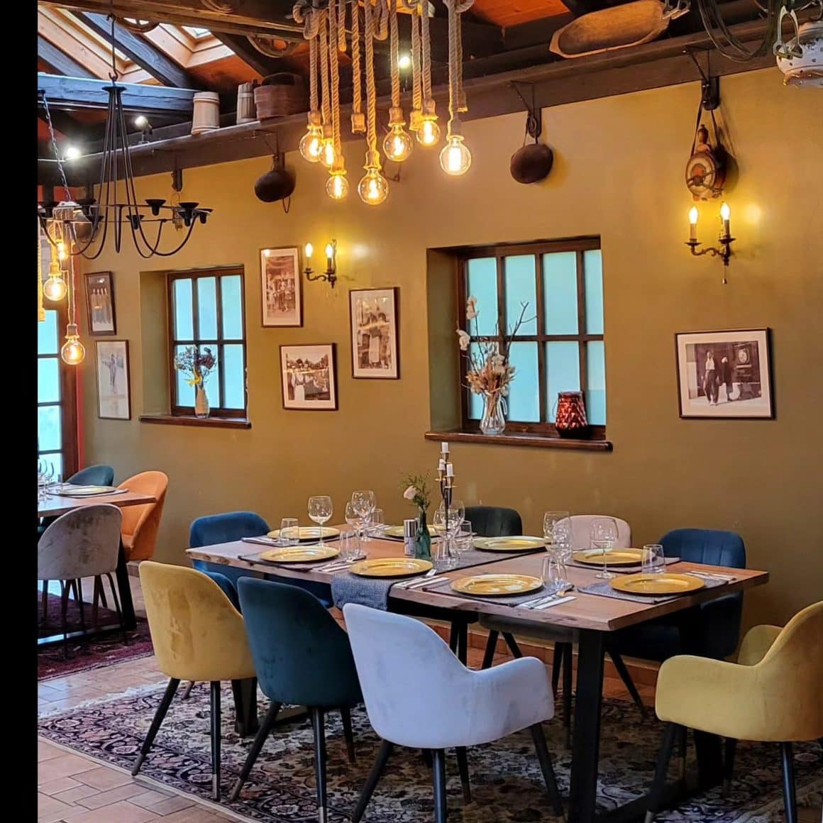 masa la White Horse Pub & Restaurant, amenajat rustic, unul din restaurante cozy din București