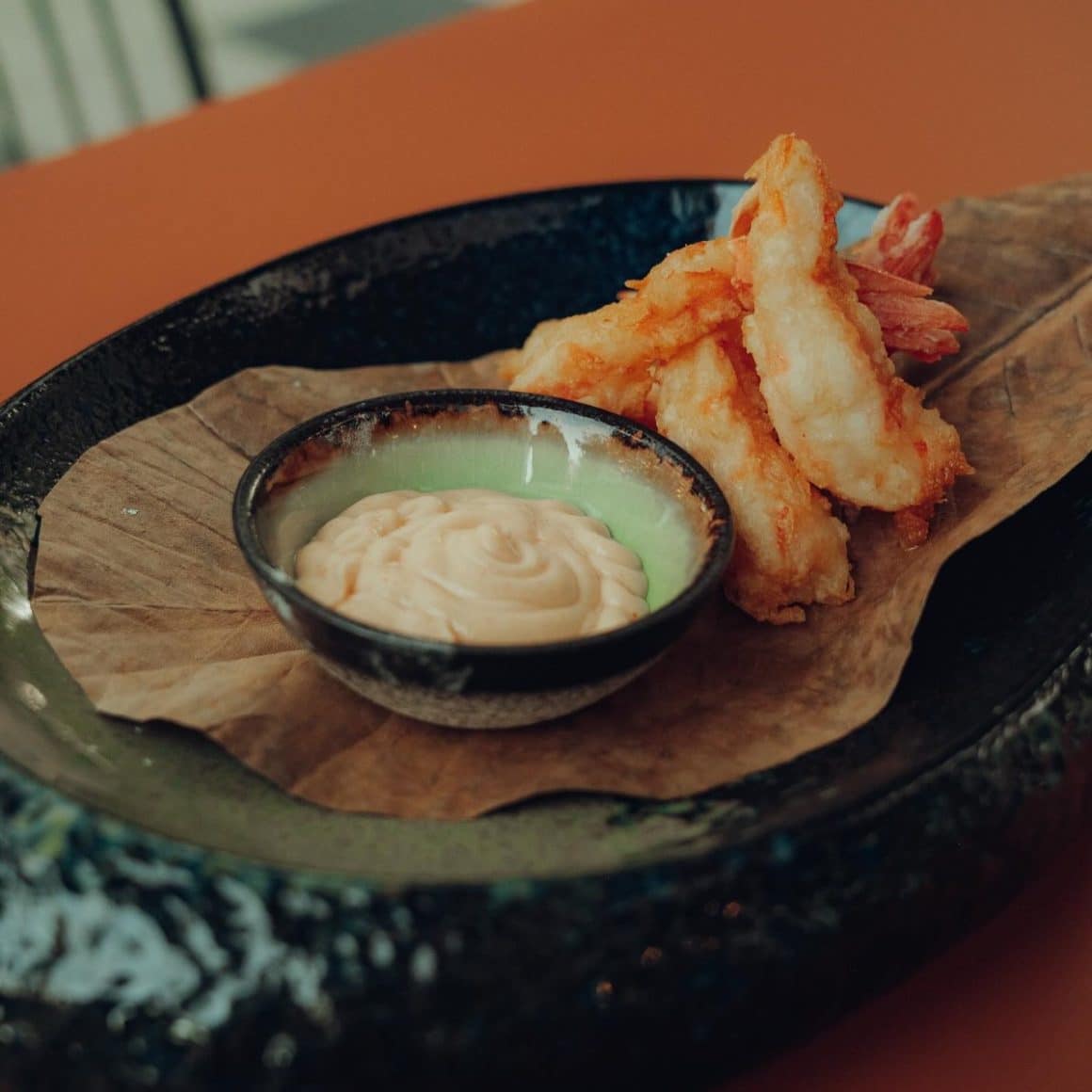 creveti tempura cu sos la Oryami, restaurante japoneze București