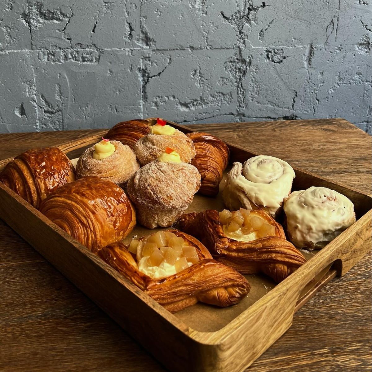 platou cu diverse produse de patiserie de la Gyst