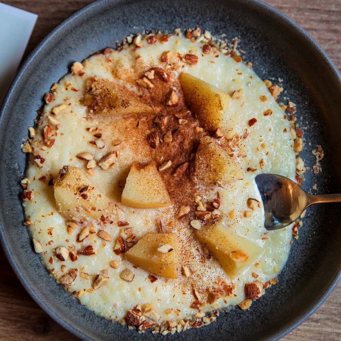 o porție de mâncare de gutui cu sos, într-un bol gri