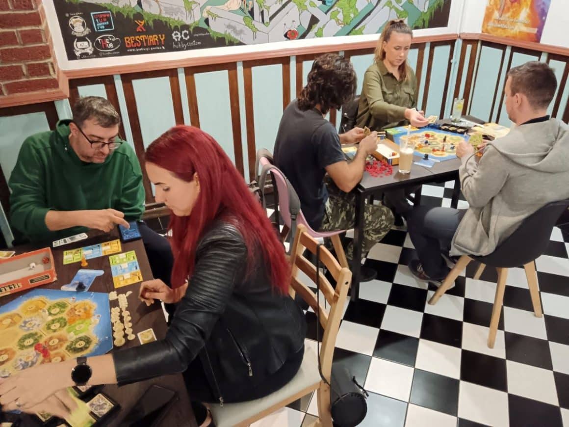 MAI MULTI TINERI SE JOACĂ BOARD GAMES ÎN BUCUREȘTI, LA MASELE UNUI BAR