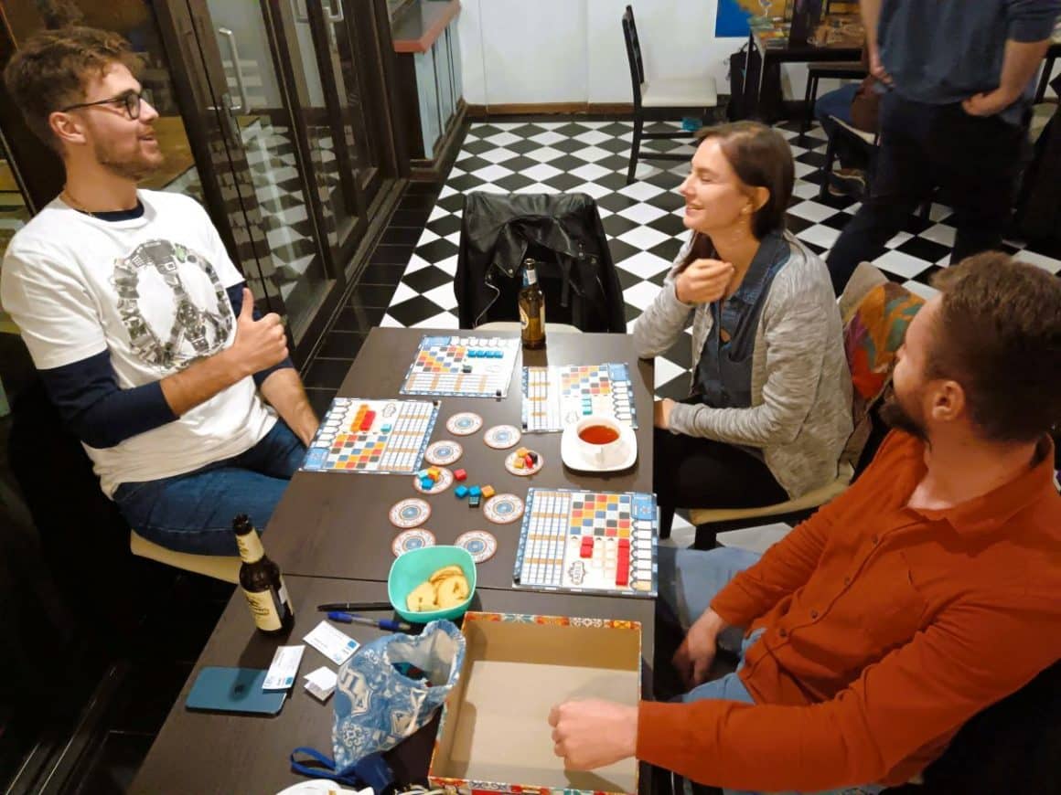 MAI MULTI TINERI SE JOACĂ BOARD GAMES ÎN BUCUREȘTI, LA MASELE UNUI BAR