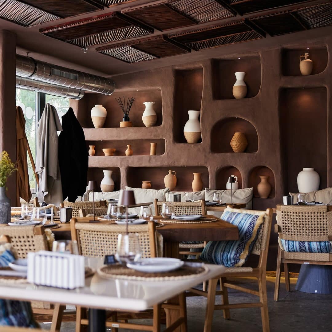 imagine din interiorul restaurantului Sagakura, cu un perete ca de lut si vase ceramice, totul amenajat in culori pamantii - restaurante japoeneze din București