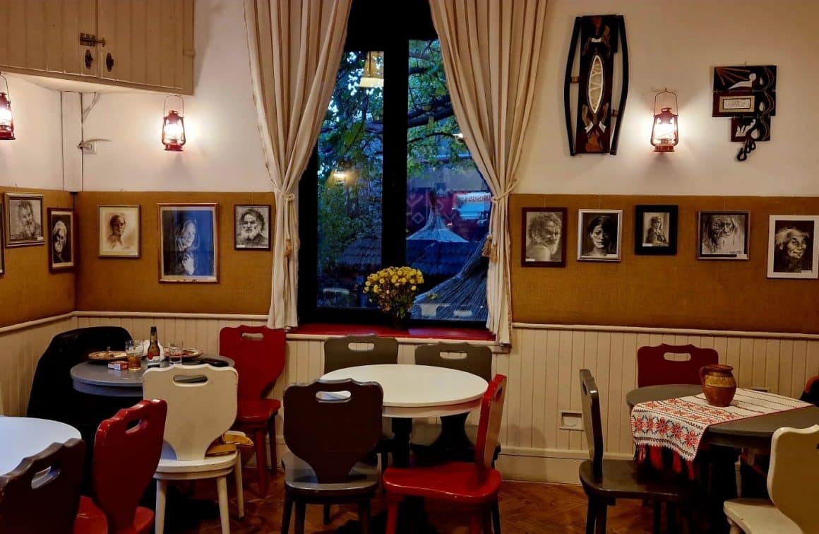 Incapere decorata rustic, cu multe poze vechi si ferestre cu draperii, la 