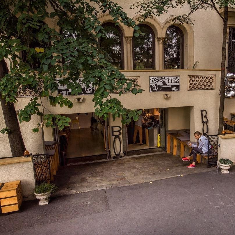 intrarea intr-una dintre cafenelele micute din bucuresti, aflata la demisol