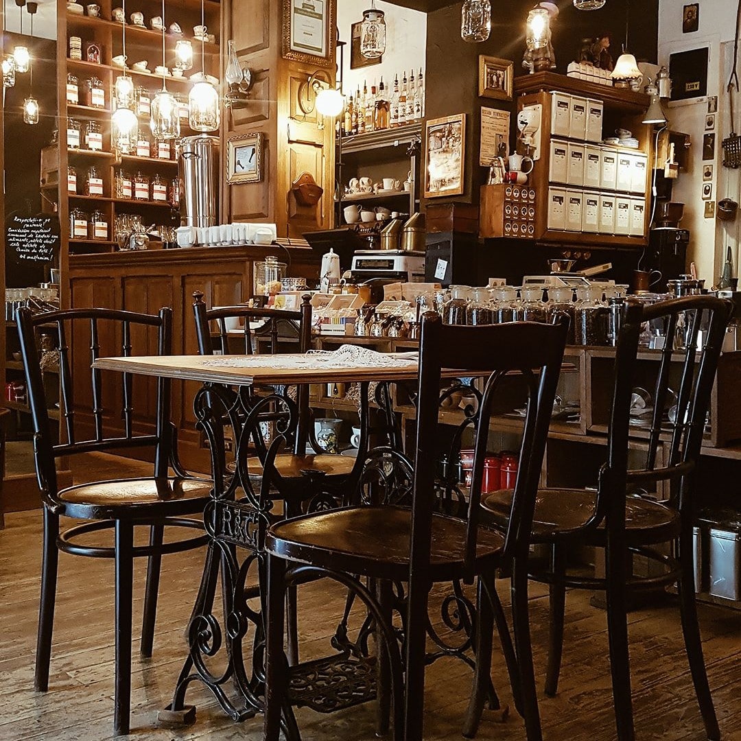 decorul clasic al uni restaurant, cu scaune din lemn și un bar masiv, din lemn