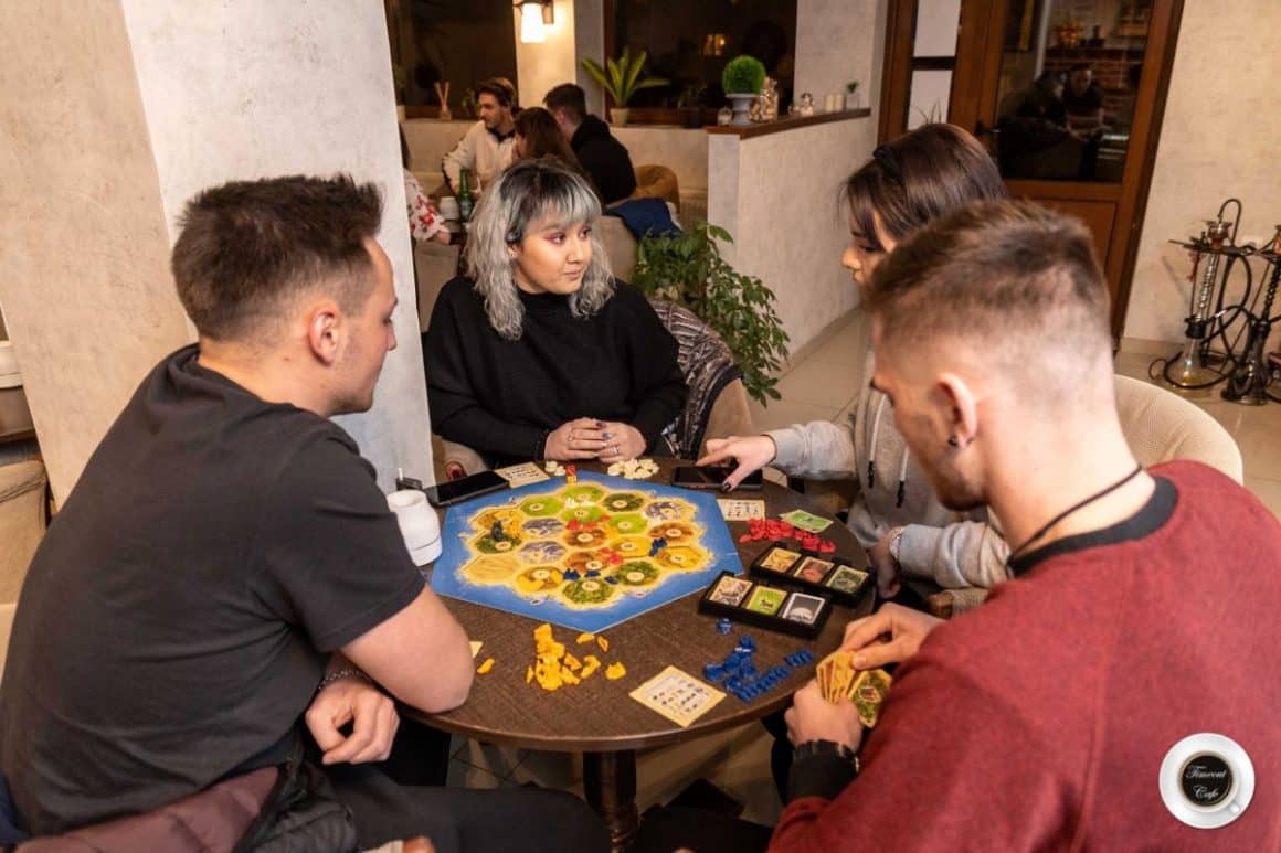 MAI MULTI TINERI SE JOACĂ BOARD GAMES ÎN BUCUREȘTI, LA MASELE UNUI BAR