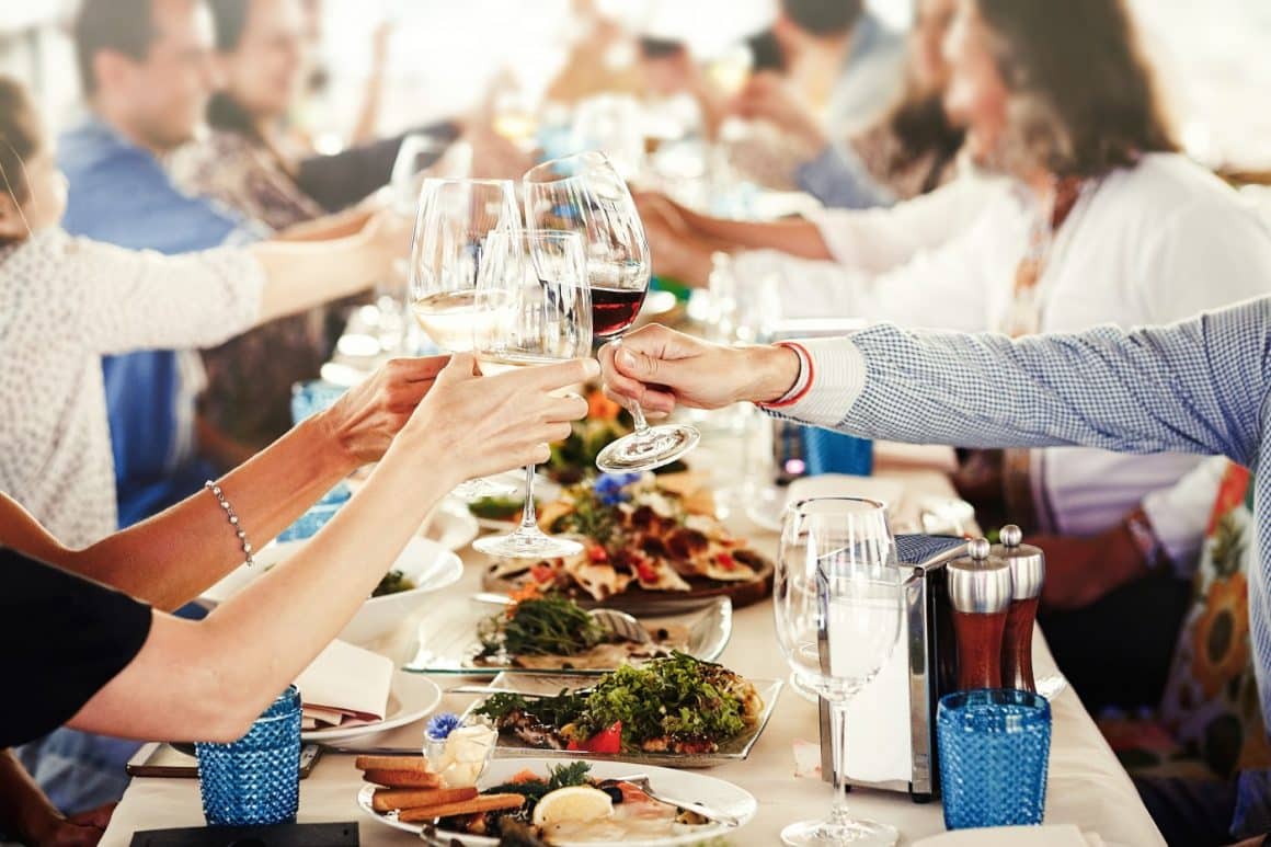 grup de prieteni iau masa si organizeaza Secret Santa la restaurant