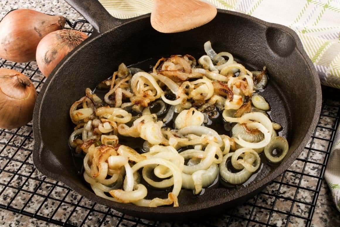 tigaie in care se prajeste ceapa