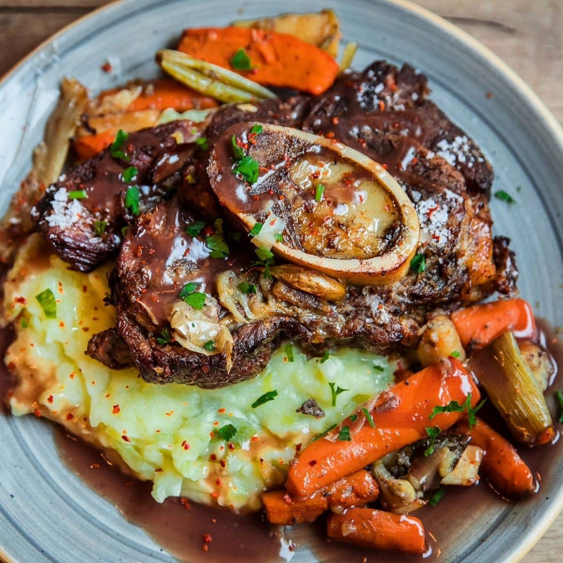 o porție de mâncare tradițională din  bucătăria românească pe o farfurie modernă