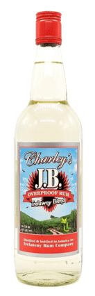 o sticlă de John Crow Batty Rum, una dintre cele mai puternice băuturi alcoolice