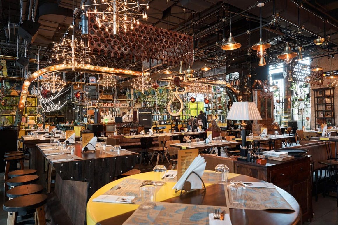 interiorul plin de lumini ambientale de la Biutiful Downtown, unul din restaurante cozy din București