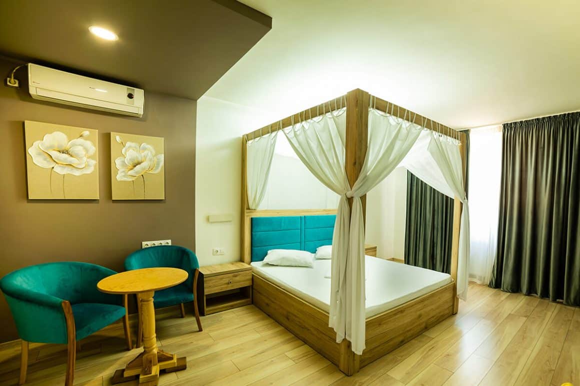 pat cu baldachin in camera de hotel