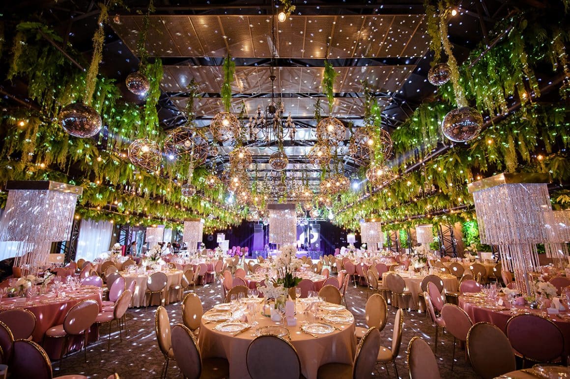 Salonul Forest de la Domeniile Saftica, salon de evenimente private si corporate, amenajat cu multer plante ornamentale