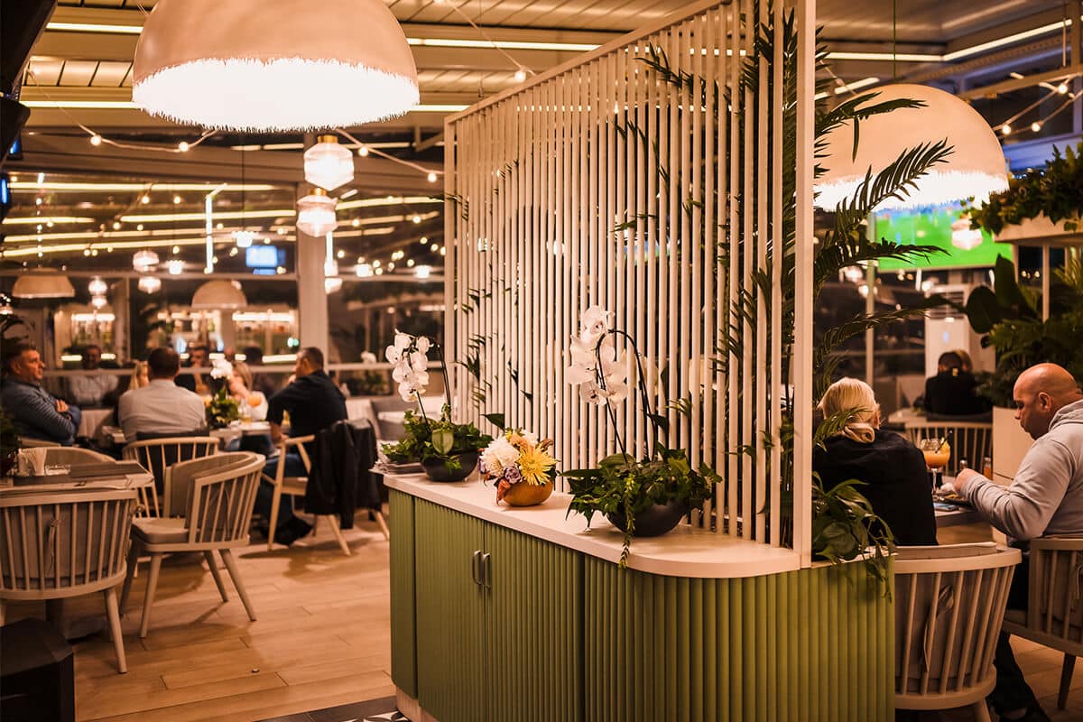 oameni iau masa seara pe terasa la Trattoria Domeniile Săftica