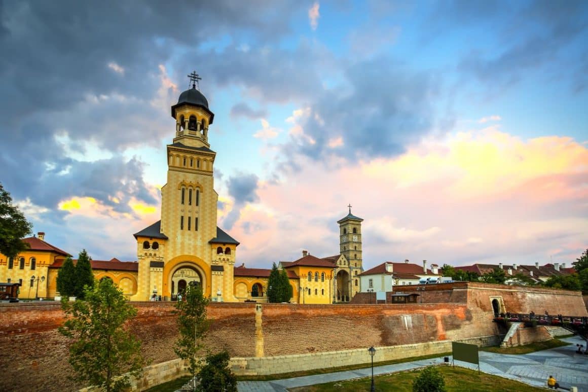 catedrala ortodoxa din alba iulia, iar în fața ei se vede șantul de apărare