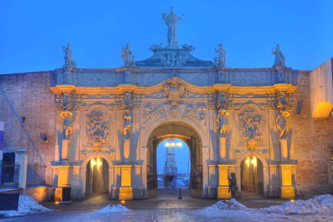 poarta de intrare in cetatea din alba iulia cu arcade de piartă decorate