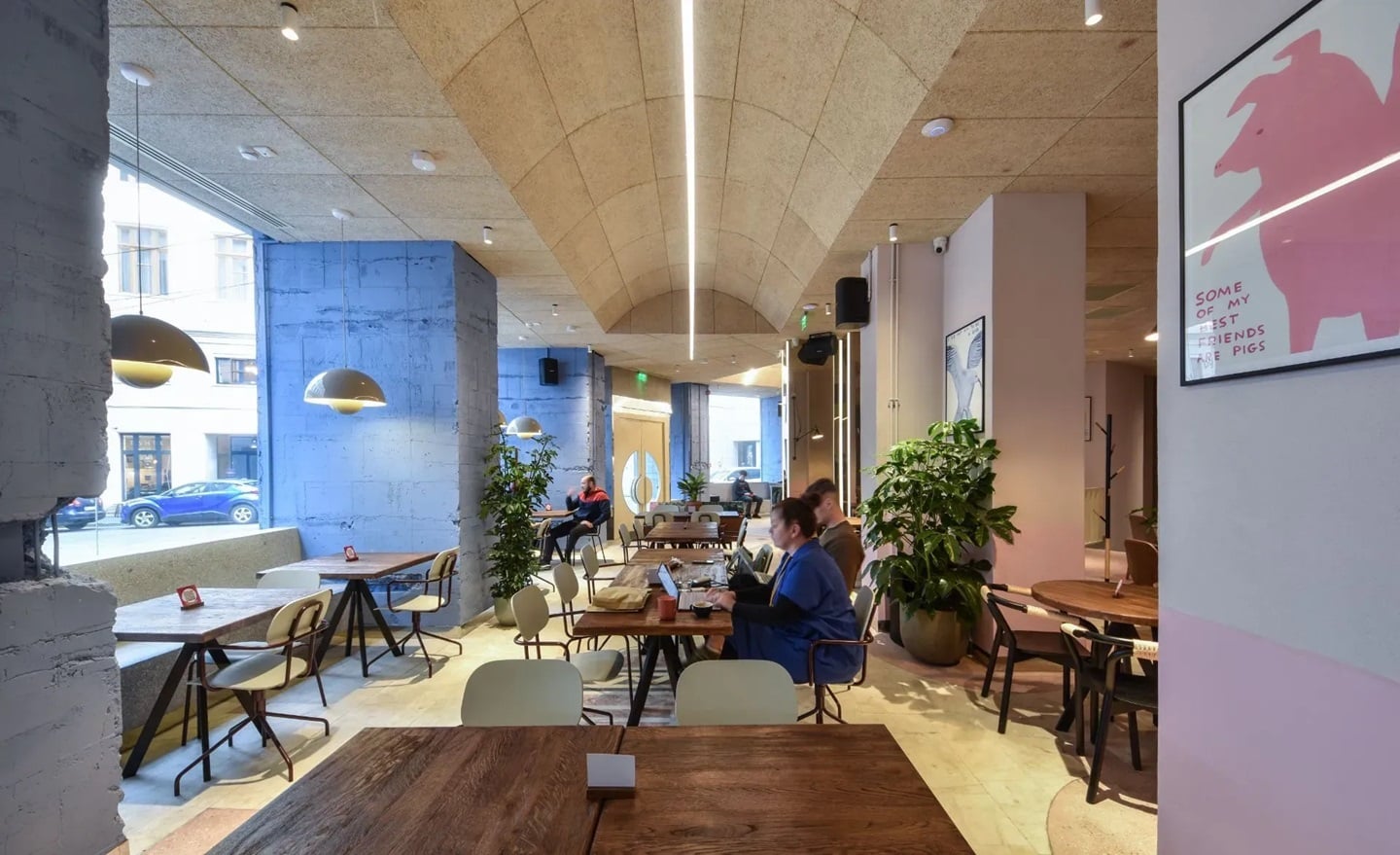 o fata ia masa la una din mesele de la Gyst, unul din localuri cu aer scandinav din București