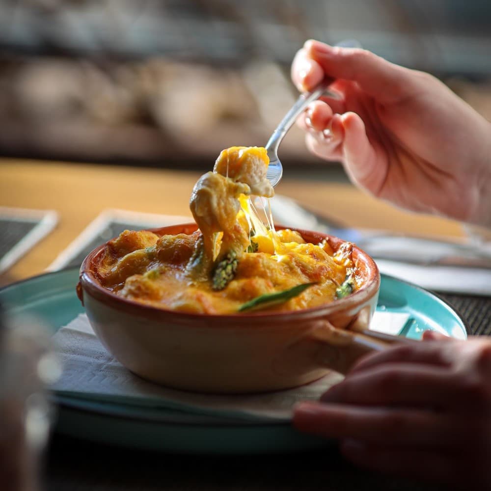 Gnocchi quatro formaggi cu sparanghel de la Haute Pepper