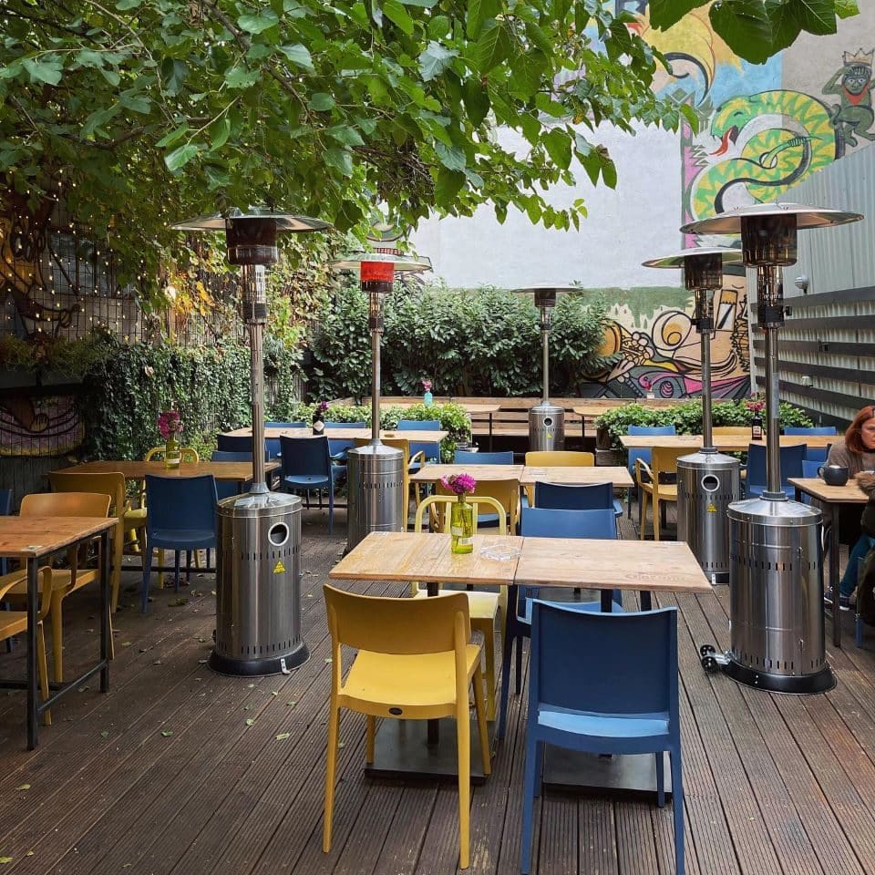 terasa cu mobilier și încălzitoare a unui bar cu board games in bucuresti