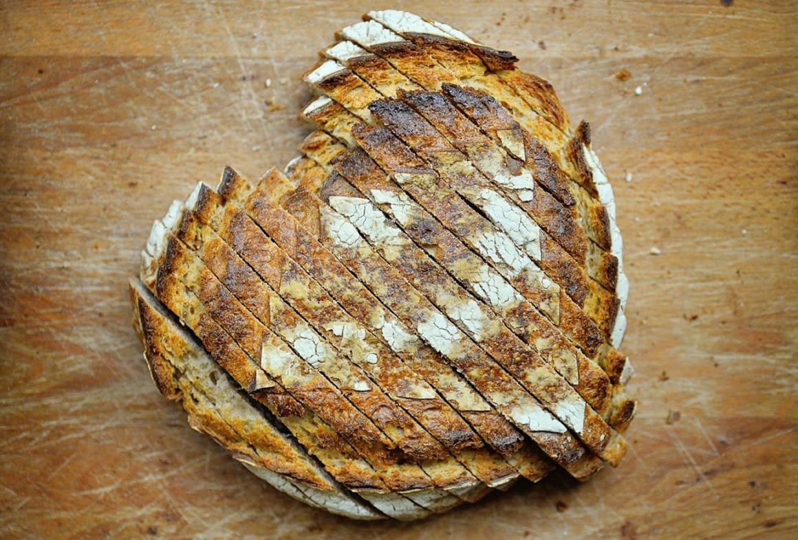 o pâine de casă în formă de inimă de la Pain Plaisir, una din brutării artizanale din București