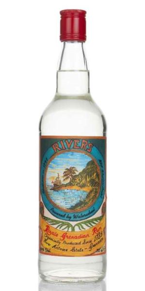 o sticlă de River Antoine Royale Grenadian Rum, una dintre cele mai puternice băuturi alcoolice