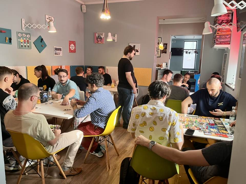 MAI MULTI TINERI SE JOACĂ BOARD GAMES ÎN BUCUREȘTI, LA MASELE UNUI BAR