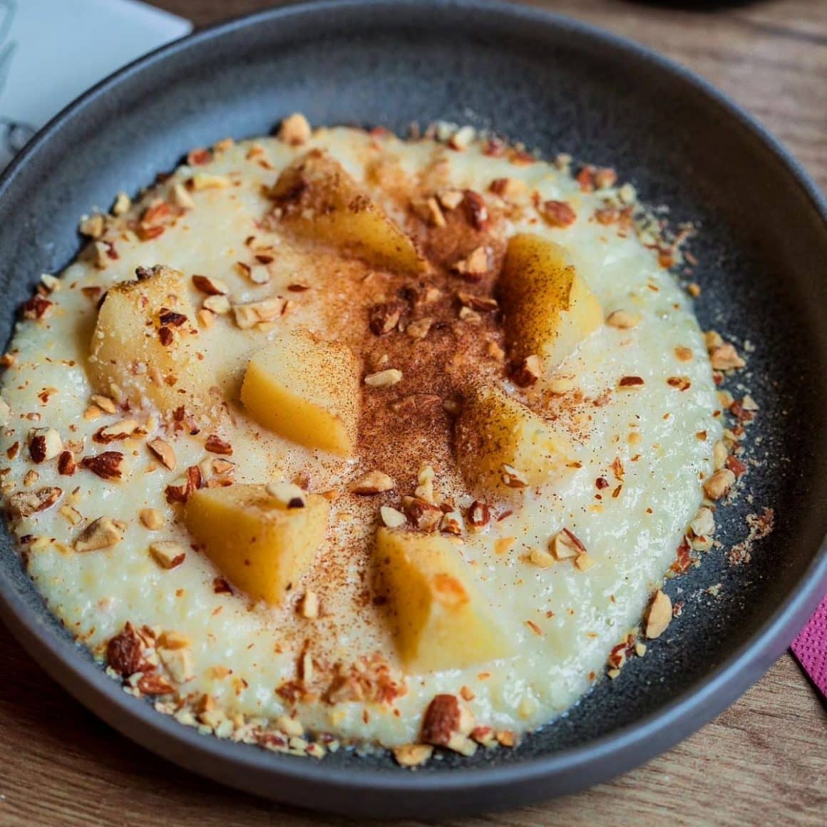 o porție de mâncare de gutui cu sos, într-un bol gri