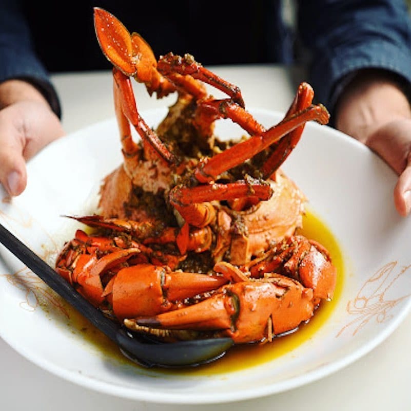 un preparat gourme cu fructe de mare servit la petrecerea de revelion exotic 