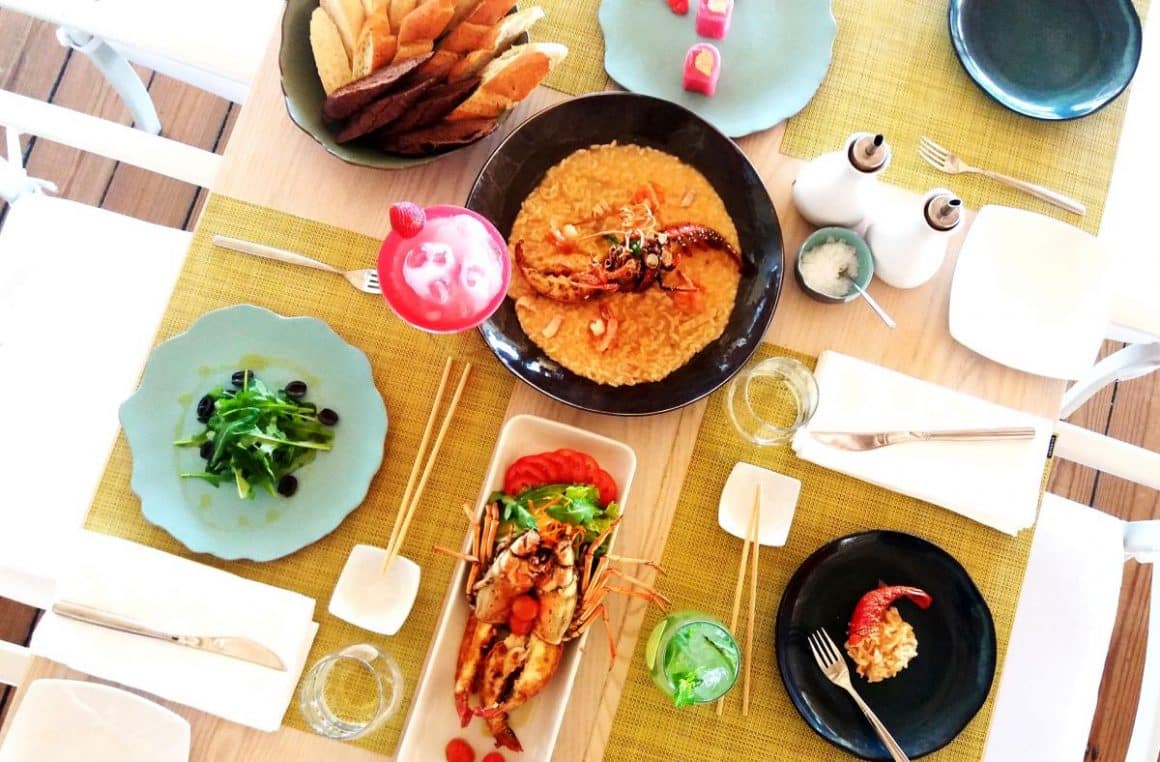 un preparat gourme cu flori comestibile  servit la petrecerea de revelion exotic 