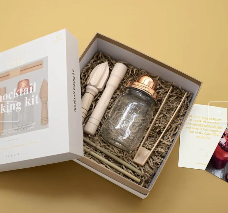 un set de ustensile pentru cocktailuri și o carte de rețete, pe jumătate deschis. idei de Cadouri de Crăciun pentru foodies