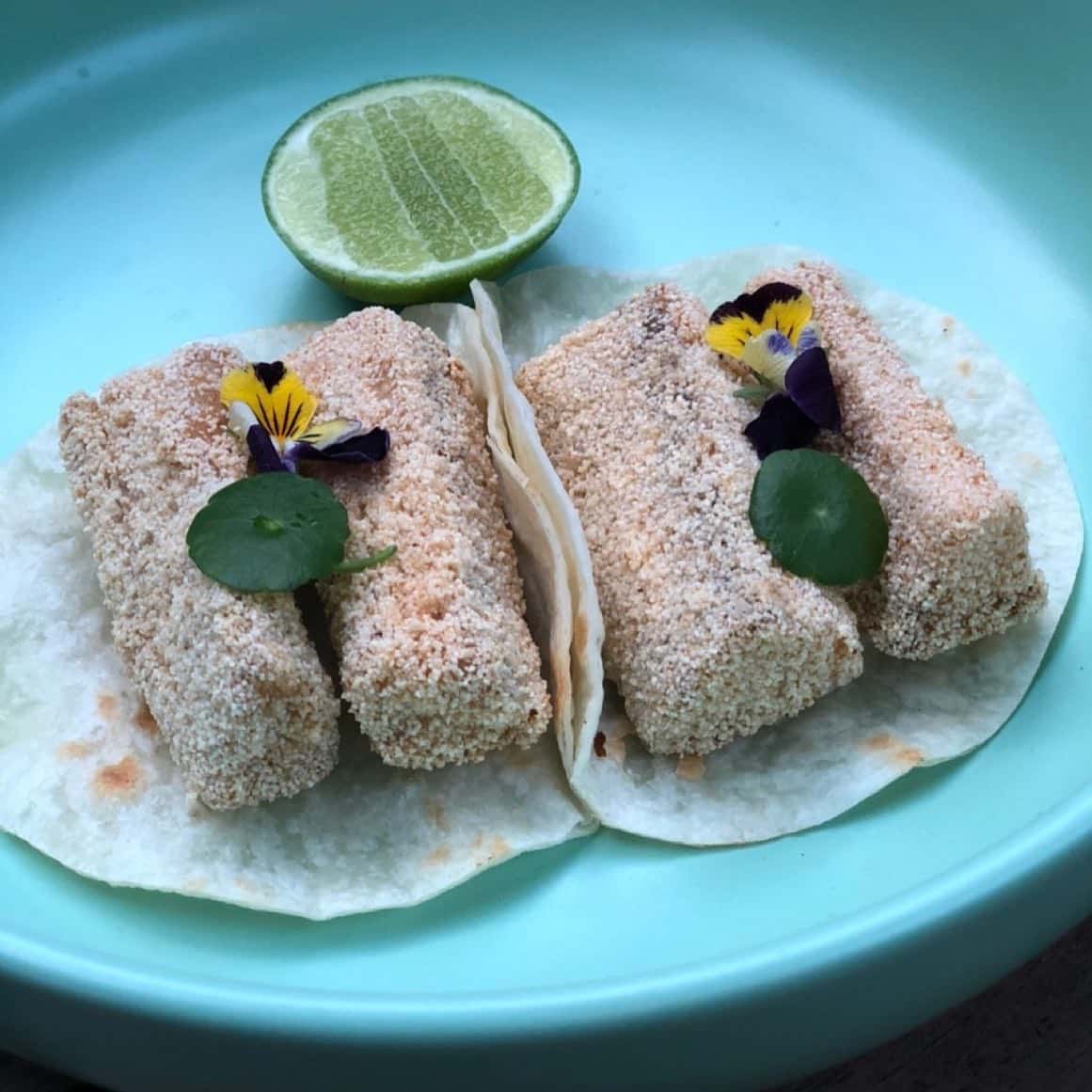 un preparat gourme cu flori comestibile  servit la petrecerea de revelion exotic 