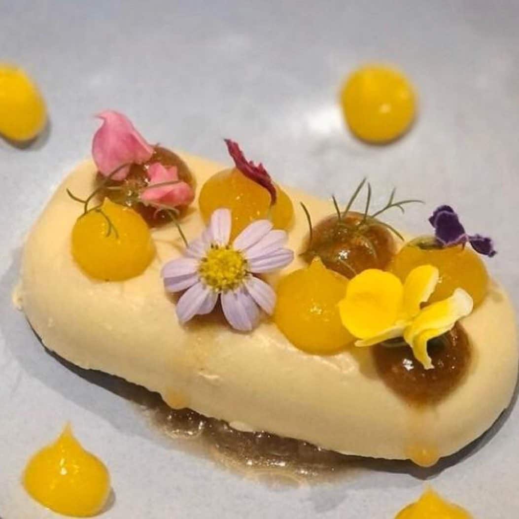 un preparat gourme cu flori comestibile  servit la petrecerea de revelion exotic 