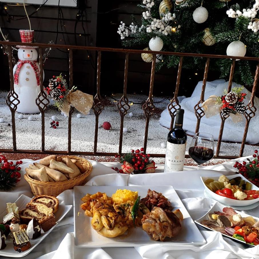 platou traditional romanesc de la Vatra regala