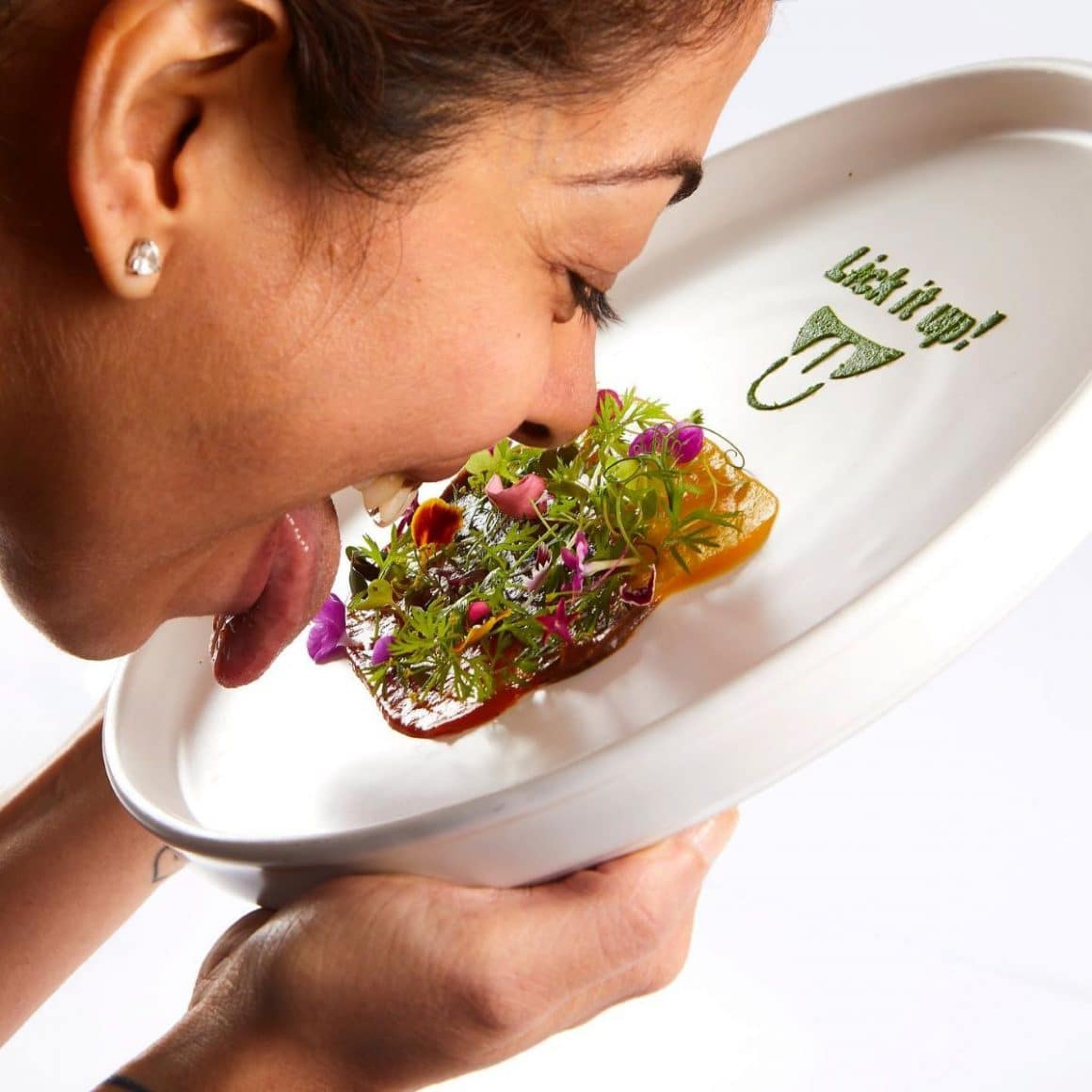 o femeie linge farfuria dintr-un restaurant