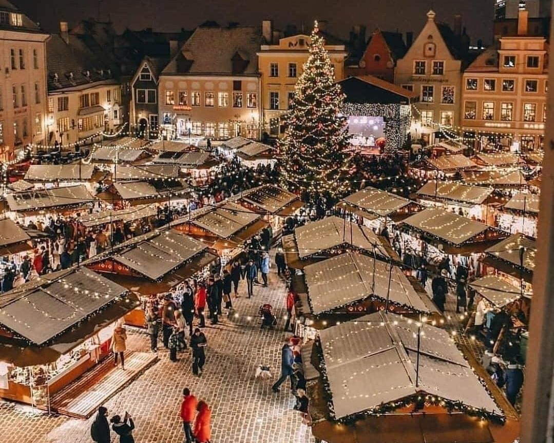 o fotografie aeriana cu casutele de la targul de craciun din iasi, cu oameni plimbandu-se printre ele. Unul din cele mai frumoase târguri de Crăciun din România 2023