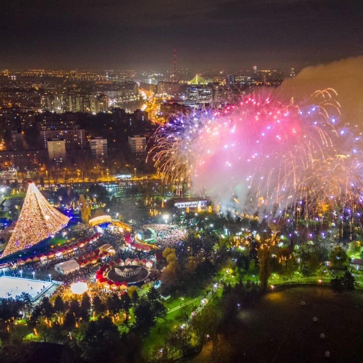 o fotografie aeriană a targului de craciun din piata constituției, cu luminițe și casuțe, unul dintre cele mai frumoase targuri de craciun din romania