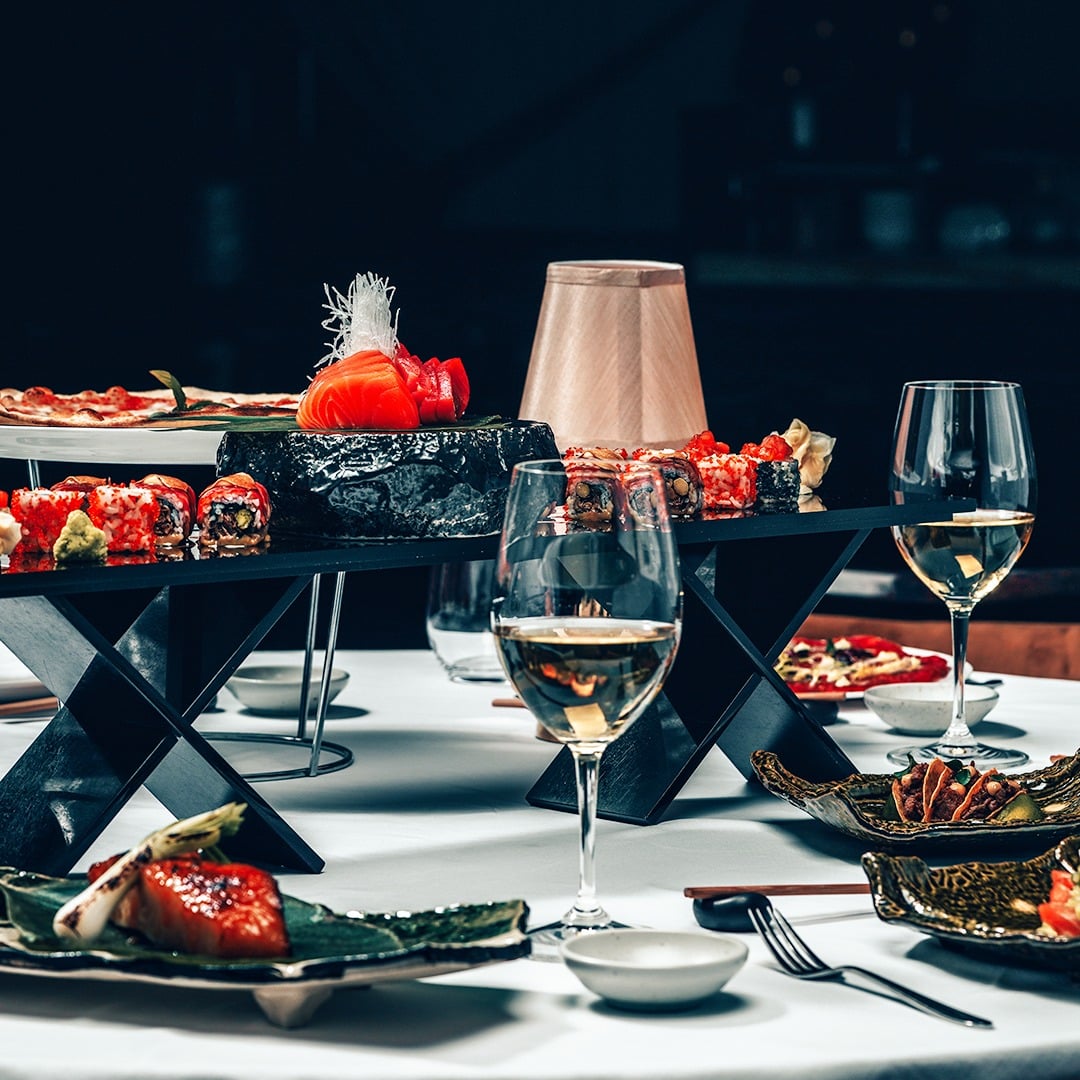 mai multe farfurii și pahare sunt asezate pe o masă la o petrecere de Revelion în destinații exotice