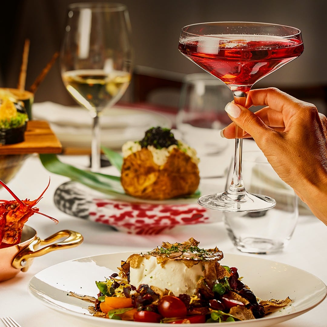 o femeie tânără bea un cocktail la petrecerea de revelion