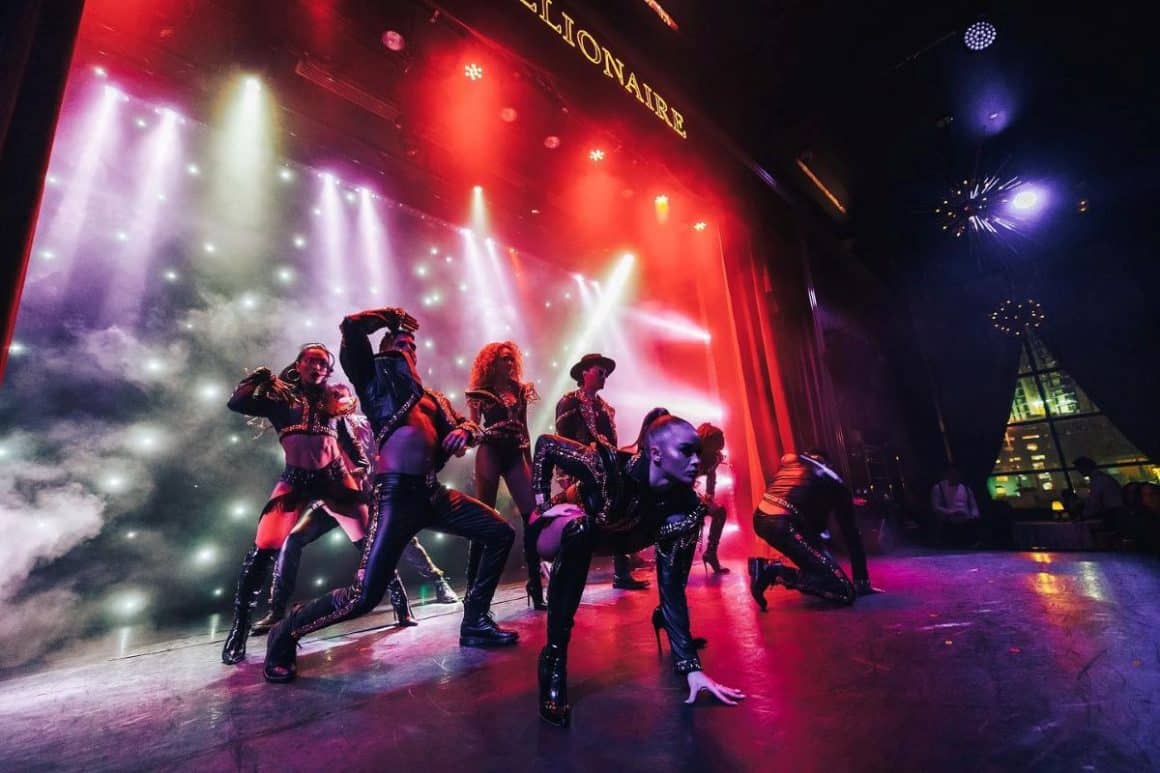 doi animatori dansează pe scenă în timpul petrecerii de revelion de la clubul billionaire din dubai