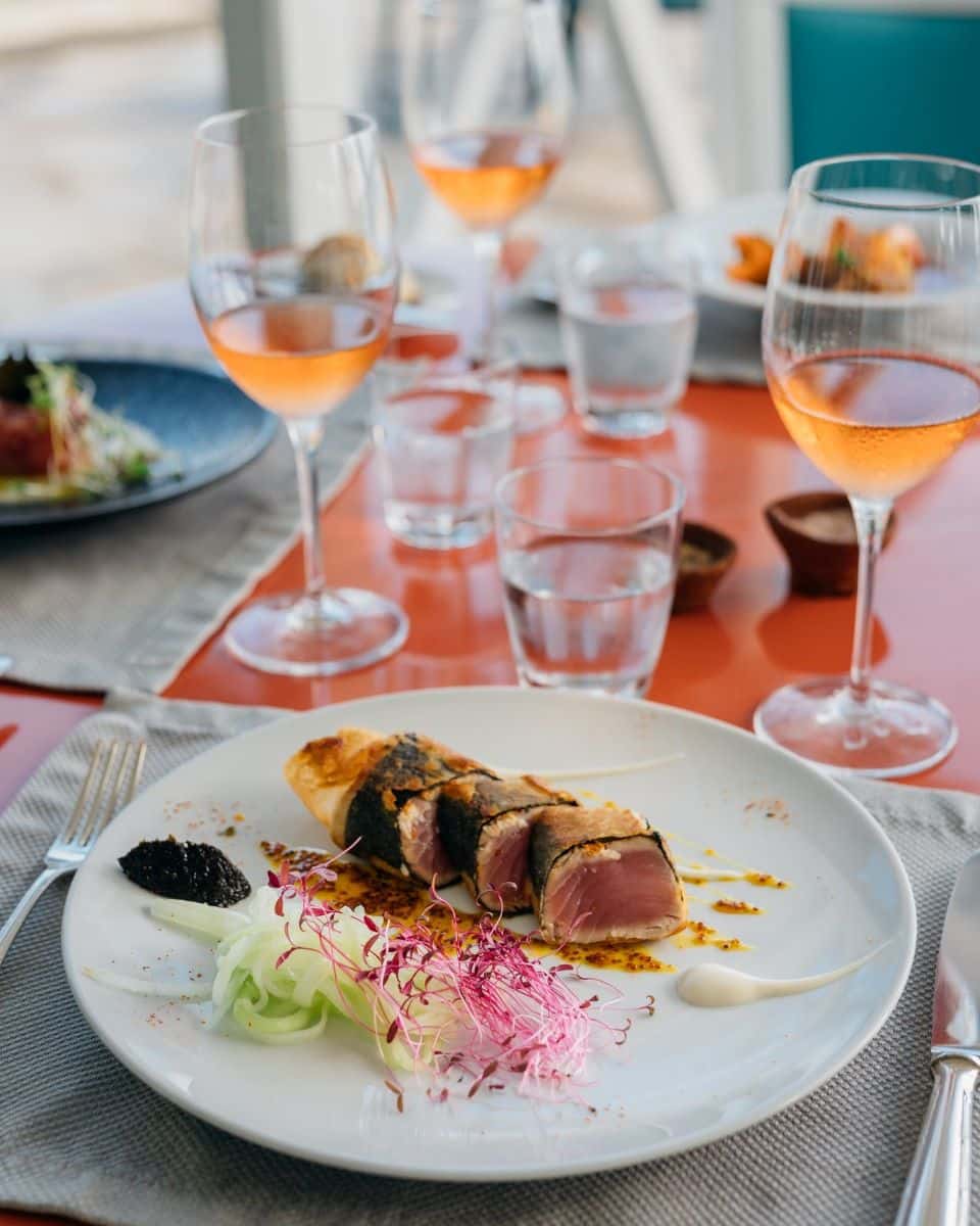 un preparat gourme servit la petrecerea de revelion exotic și mai multe pahare de șampanie