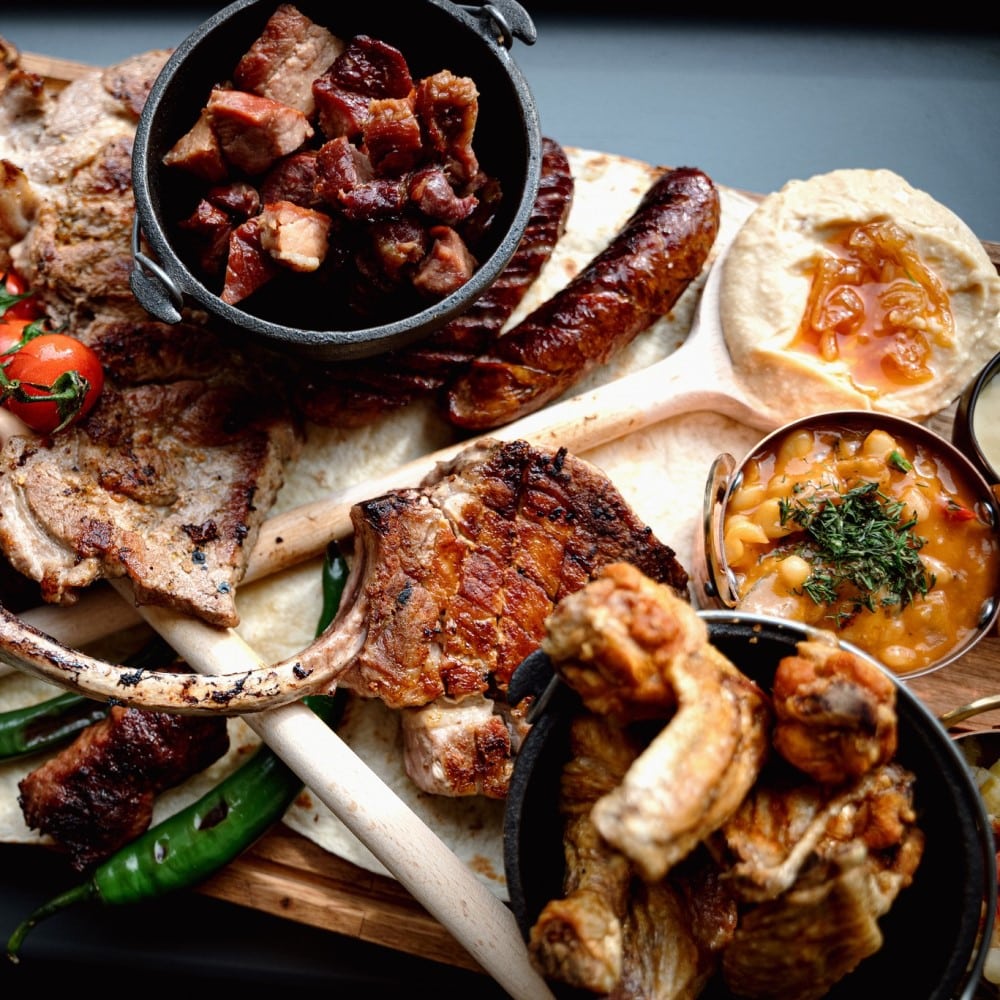 farfurii pline cu carne si produse romanesti