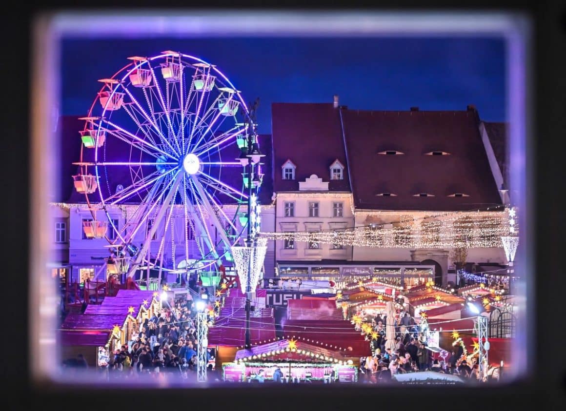 o fotografie panoramică cu roata instalată la targul din sibiu, unul dintre cele mai frumoase targuri de craciun din romania