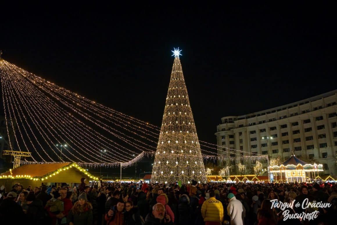 targul de craciun din piata constituției, cu bradul in centru și o plasă de lumini, unul dintre cele mai frumoase targuri de craciun din romania